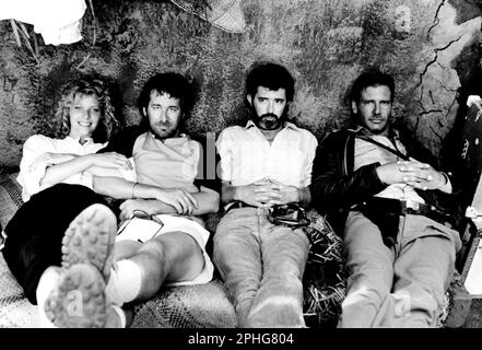 HARRISON FORD, STEVEN SPIELBERG, GEORGE LUCAS UND KATE CAPSHAW IN INDIANA JONES UND DEM TEMPEL DES UNTERGANGS (1984), REGIE VON STEVEN SPIELBERG. Kredit: LUCASFILM LTD/PARAMOUNT/Album Stockfoto