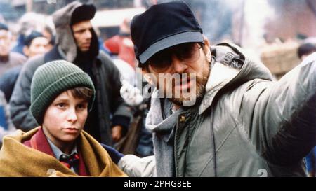 CHRISTIAN BALE und STEVEN SPIELBERG in IMPERIUM DER SONNE (1987), Regie STEVEN SPIELBERG. Kredit: WARNER BROTHERS / Album Stockfoto