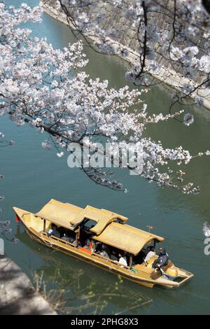 Osaka, Japan. 28. März 2023. Am Dienstag, den 28. März 2023, befindet sich ein Vergnügungsboot auf dem Schloss Osaka in Osaka, Japan. Foto: Keizo Mori/UPI Credit: UPI/Alamy Live News Stockfoto