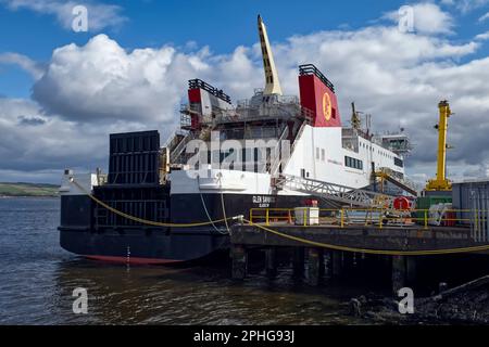 Die Arbeiten an der überfälligen Calmac-Fähre Glan Sannox werden fortgesetzt, die bei Ferguson Marine Ltd, Schiffsbauwerft, Port Glasgow, Inverclyde, Schottland, Großbritannien, festgemacht ist Stockfoto