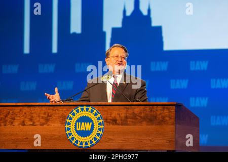 Detroit, Michigan – USA Senator Gary Peters (D-Mich) spricht, während die Gewerkschaft der Automobilarbeiter eine Verhandlungstagung abhält, um Prioritäten dafür festzulegen Stockfoto