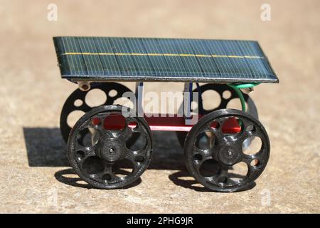 Arbeitsmodell eines Solarfahrzeugs, das von einer Photovoltaikzelle angetrieben wird, die Solarenergie in elektrische Energie umwandelt und den gleichstrommotor in Laufräder umwandelt Stockfoto