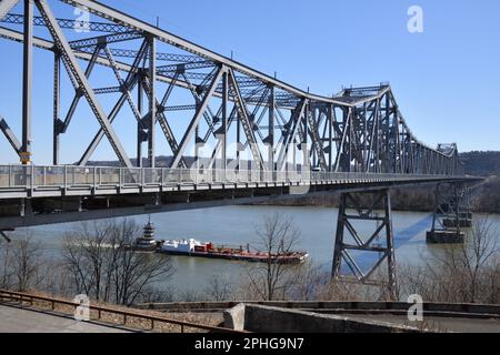Rippen Sie die Van Winkle Bridge über den Fluss Hudson vom Western End Plaza im Staat Catskill New York aus Stockfoto