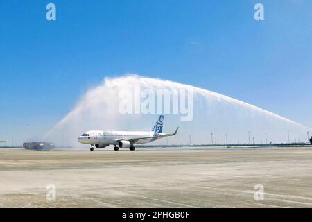 (230328) -- PHNOM PENH, 28. März 2023 (Xinhua) -- Cambodia Airways Flug KR991, der erste Direktflug der Fluggesellschaft zwischen Phnom Penh und Peking, erhält am Peking Daxing International Airport in Peking, China, 27. März 2023 einen Wassersalut. Cambodia Airways startete seinen ersten Direktflug zwischen Phnom Penh und Peking, um die steigende Nachfrage nach Flügen zwischen den beiden Zielorten zu befriedigen, erklärte der Fluggesellschaft in einer Pressemitteilung am Dienstag. (Cambodia Airways/Unterlagen über Xinhua) Stockfoto