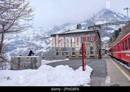 Kanton Graubunden, Schweiz : Landschaft am Bahnhof Alp Grum (Bernina Express) während der Wintersaison, schweizer alpen im Hintergrund Stockfoto