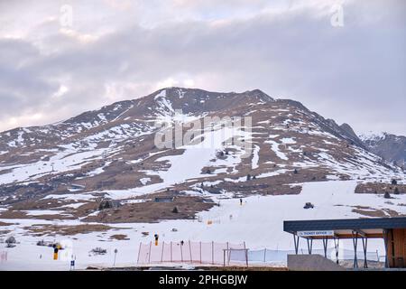 Tonale, Italien: Blick auf den passo del Tonale im Winter mit blauem Himmel, Italien Stockfoto