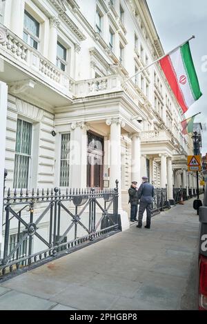 Zwei bewaffnete Polizisten, die vor der Botschaft des Iran, London, England, Wache halten. Stockfoto