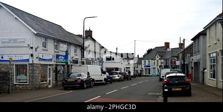 Haupteinkaufsstraße auf der Boverton Road in der Kleinstadt Llantwit Major, Vale of Glamorgan, Wales, Großbritannien Stockfoto