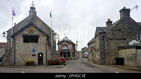 Kreuzung der Straßen mit Rathaus, Tudor Tavern und Old Swan Inn in der Stadt Llantwit Major, Wales Stockfoto