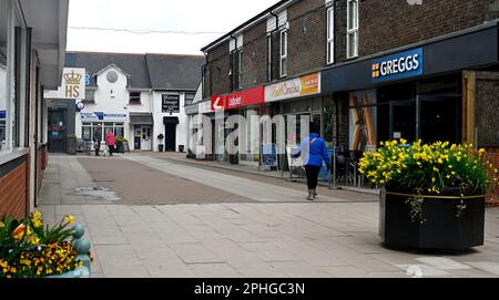 Modernes Einkaufszentrum an der Boverton Road in der Kleinstadt Llantwit Major, Vale of Glamorgan, Wales, Großbritannien Stockfoto