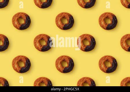 Altmodischer Donut auf gelbem Hintergrund, nahtloses Muster Stockfoto