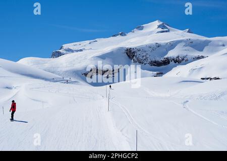 Blick auf den Berg Grande Motte und den Gletscher von Tignes in den französischen alpen mit einem Snowboarder auf der Piste Stockfoto