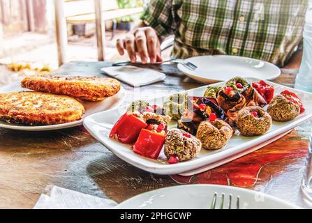 Auberginenbrötchen mit Walnüssen und georgianischen Spinatphali mit Berben und Granatapfelsamen und mit Käse gefülltem Brot im Restaurant draußen Stockfoto