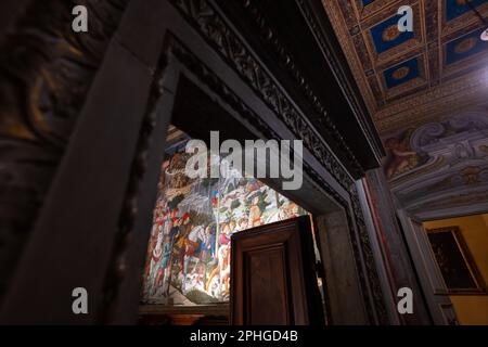 Benozzo Gozzolis Prozession der Magi-Fresken in der Medici-Kapelle im Palazzo Medici-Riccardi, Florenz Stockfoto