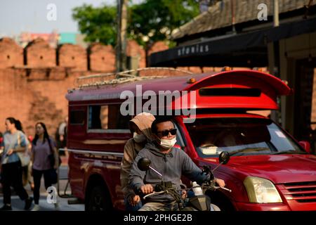 Chiang Mai, Chiang Mai, Thailand. 28. März 2023. Chiang Mai verzeichnete am Sonntag (26. März) mit einem Luftindex von 180 die schlechteste Luftqualität der Welt. Am Dienstag (28. März), als dieses Foto aufgenommen wurde, war es 155. Die schlechte Luft wird zum Teil dadurch verursacht, dass die Landwirte während der Trockenzeit des Landes ihre Felder in Vorbereitung auf die in den letzten Jahren zunehmende Pflanzsaison verbrennen. (Kreditbild: © Brennan O'Connor/ZUMA Press Wire) NUR REDAKTIONELLE VERWENDUNG! Nicht für den kommerziellen GEBRAUCH! Stockfoto