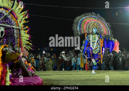 Purulia, Westbengalen, Indien - 23. Dezember 2015 : Chhau-Tanz oder Chhou-Tanz von Purulia. Das immaterielle Kulturerbe der Menschheit der UNESCO. Stockfoto