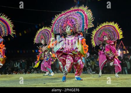 Purulia, Westbengalen, Indien - 23. Dezember 2015 : Chhau-Tanz oder Chhou-Tanz von Purulia. Das immaterielle Kulturerbe der Menschheit der UNESCO. Stockfoto