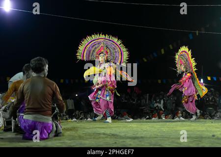 Purulia, Westbengalen, Indien - 23. Dezember 2015 : Chhau-Tanz oder Chhou-Tanz von Purulia. Das immaterielle Kulturerbe der Menschheit der UNESCO. Stockfoto