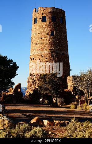 Vom Südrand des Grand Canyon Nationalparks aus kann man den Aussichtsturm über die Wüste beobachten. Im Norden Arizonas gelegen. Stockfoto