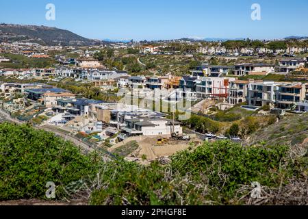 New Pacific Coast Luxus Wohnungsbau und Ferienhäuser entlang Strands Beach in Dana Point, Orange County, Südkalifornien. Stockfoto