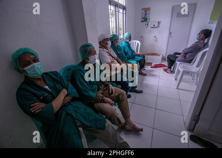 BOGOR, INDONESIEN - 27. März 2023: Bewohner von Katarakten stehen Schlange und warten darauf, dass ihre Augen in Bogor, Indonesien, operiert werden Stockfoto