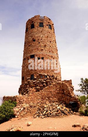 Vom Südrand des Grand Canyon Nationalparks aus kann man den Aussichtsturm über die Wüste beobachten. Im Norden Arizonas gelegen. Stockfoto