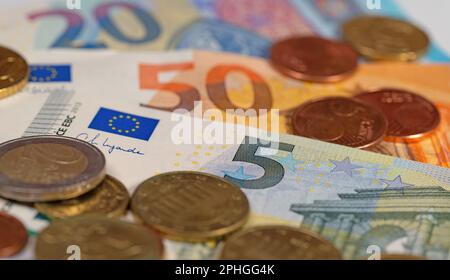 Euro-Banknoten und -Münzen aus der Nähe Stockfoto