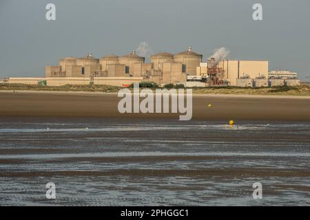 Blick auf das größte Kernkraftwerk westeuropas | Vue sur la plus grande centrale nucleaire d'Europe de l'Ouest a Gravelines Stockfoto