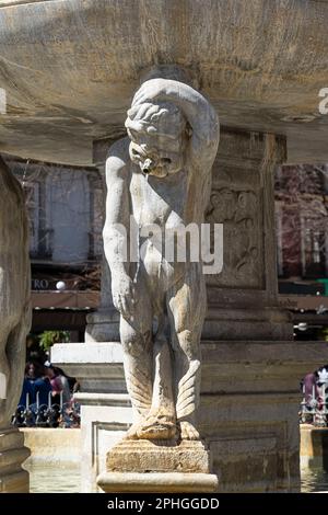 Statue, die Teil des Neptunbrunnens auf der Plaza de Bib Rambla in Granada, Spanien ist Stockfoto