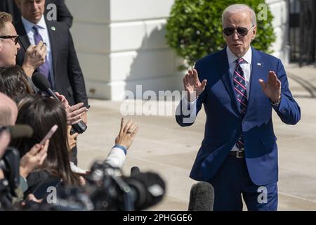 Washington, Usa. 28. März 2023. US-Präsident Joe Biden antwortet auf geschriene Fragen aus den Nachrichtenmedien, als er am Dienstag, den 28. März 2023, an Bord von Marine One im südlichen Rasen des Weißen Hauses in Washington, DC geht. Präsident Biden reist nach Durham, North Carolina, um die „Investing in America“-Tour zu starten. Foto: Shawn Thew/UPI Credit: UPI/Alamy Live News Stockfoto