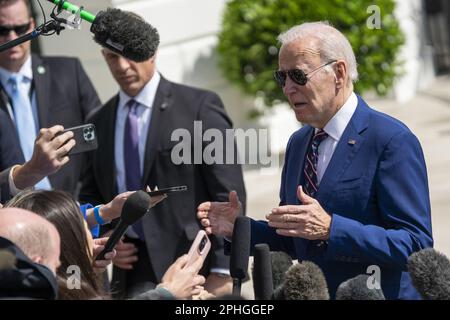 Washington, Usa. 28. März 2023. US-Präsident Joe Biden antwortet auf geschriene Fragen aus den Nachrichtenmedien, als er am Dienstag, den 28. März 2023, an Bord von Marine One im südlichen Rasen des Weißen Hauses in Washington, DC geht. Präsident Biden reist nach Durham, North Carolina, um die „Investing in America“-Tour zu starten. Foto: Shawn Thew/UPI Credit: UPI/Alamy Live News Stockfoto