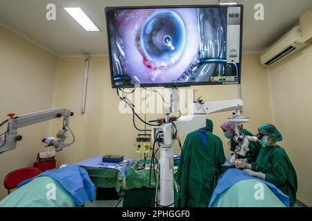 BOGOR, INDONESIEN - 27. März 2023: Ärzte führen Katarakt-Augenoperationen an Patienten mit Phakoemulsifizierungstechnik in Bogor, Indonesien, durch Stockfoto