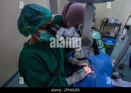 BOGOR, INDONESIEN - 27. März 2023: Ärzte führen Katarakt-Augenoperationen an Patienten mit Phakoemulsifizierungstechnik in Bogor, Indonesien, durch Stockfoto