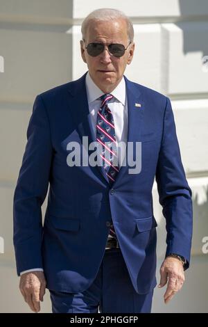 Washington, Usa. 28. März 2023. US-Präsident Joe Biden geht am Dienstag, den 28. März 2023, an Bord von Marine One auf dem südlichen Rasen des Weißen Hauses in Washington, DC. Präsident Biden reist nach Durham, North Carolina, um die „Investing in America“-Tour zu starten. Foto: Shawn Thew/UPI Credit: UPI/Alamy Live News Stockfoto