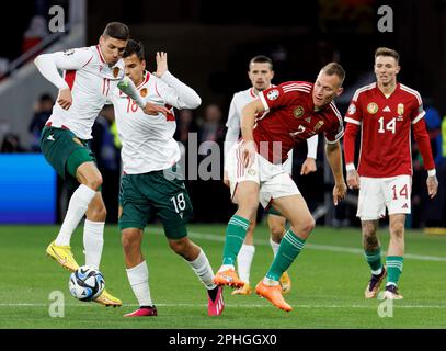 BUDAPEST, UNGARN - MÄRZ 27: Adam lang von Ungarn fordert Nikola Iliev von Bulgarien (L2) und Kiril Despodov von Bulgarien (l) während des UEFA EURO 2024-Qualifikationsspiels der Gruppe B zwischen Ungarn und Bulgarien in der Puskas Arena am 27. März 2023 in Budapest, Ungarn heraus. Stockfoto