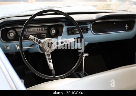 Details des Interieurs eines klassischen, blauen Ford Mustang der ersten Generation mit 1965 mm Durchmesser Stockfoto