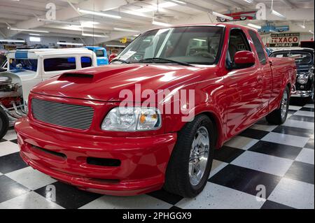 Detail der Sonderausgabe zum 50. Jubiläum des roten 1998 Ford F-150 Pickup-Lkws Stockfoto