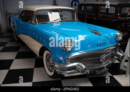 Detail eines klassischen blau-weißen amerikanischen Autos, Buick Century Seeries 60 Stockfoto