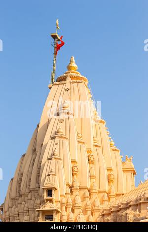 Wunderschöne Aussicht auf den Somnath-Tempel, das historische Jyatirlinga, den Lord Shiva-Tempel, Somnath, Gujarat, Indien. Stockfoto