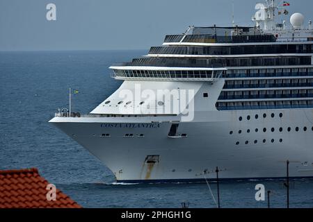 Das Kreuzfahrtschiff Costa Atlantica erreicht den französischen Mittelmeerhafen von Marseille. Stockfoto