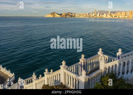 Panoramablick vom Balon de Mediterraneo auf West Benidorm in Spanien. Stockfoto