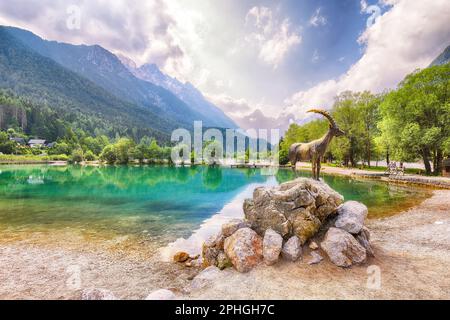 Atemberaubende Landschaft am Jasna-See mit wunderschönen Reflexionen der Berge. Naturlandschaft im Triglav-Nationalpark. Lage: Triglav Nationalpark. Stockfoto