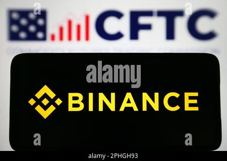 In dieser Fotoabbildung wird das Binance-Logo auf einem Smartphone und das CFTC-Logo (Commodity Futures Trading Commission) auf einem pc-Bildschirm angezeigt. Stockfoto