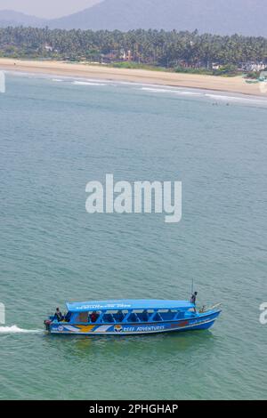 Ein Boot nähert sich der Küste von Murudeshwar (Karnataka, Indien) Stockfoto