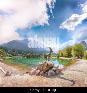 Atemberaubende Landschaft am Jasna-See mit wunderschönen Reflexionen der Berge. Naturlandschaft im Triglav-Nationalpark. Lage: Triglav Nationalpark. Stockfoto