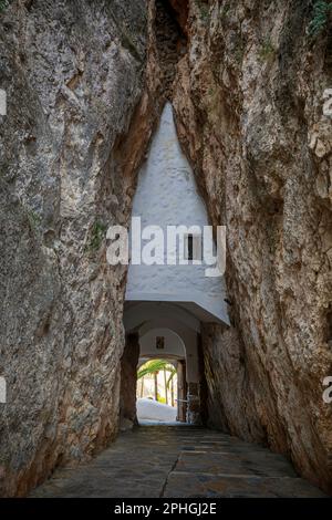 Vertikales Foto des ursprünglichen mittelalterlichen Eingangs in den Felsen zur Burg von Guadalest in Alicante, Spanien Stockfoto