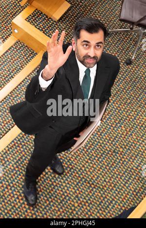 Edinburgh, Schottland, Großbritannien. 28. März 2023. ABBILDUNG: Humza Yousaf MSP, erster Minister von Schottland, winkt der Tribüne, wenn er die Kammer des parlaments in den Augenblicken nach Abschluss der Wahl des Ersten Ministers verlässt. Humza Yousaf MSP wird zum nächsten Ersten Minister Schottlands gewählt. Kredit: Colin D Fisher/CDFIMAGES.COM Kredit: Colin Fisher/Alamy Live News Stockfoto