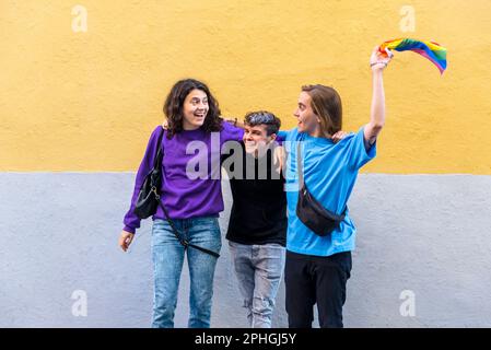 Junge, vielfältige Freunde, die sich draußen auf der Straße unterhalten. Stockfoto