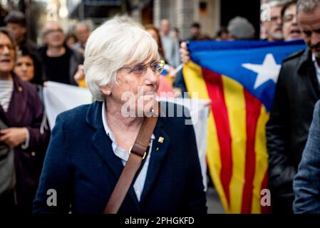 Barcelona, Spanien. 28. März 2023, Barcelona, Spanien: Ehemalige Bildungsministerin der katalanischen Regierung und Mitglied des Europäischen Parlaments CLARA PONSATI in Barcelona Streets wenige Augenblicke zuvor von Polizeibeamten festgenommen. Ponsati ist nach 5 Jahren Exil nach einem gescheiterten Volksentscheid über die Unabhängigkeit Kataloniens im Jahr 2017 nach Spanien zurückgekehrt. Kredit: Jordi Boixareu/Alamy Live News Stockfoto