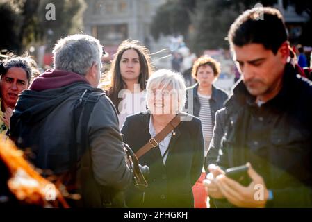 Barcelona, Spanien. 28. März 2023, Barcelona, Spanien: Ehemalige Bildungsministerin der katalanischen Regierung und Mitglied des Europäischen Parlaments CLARA PONSATI in Barcelona Streets wenige Augenblicke zuvor von Polizeibeamten festgenommen. Ponsati ist nach 5 Jahren Exil nach einem gescheiterten Volksentscheid über die Unabhängigkeit Kataloniens im Jahr 2017 nach Spanien zurückgekehrt. Kredit: Jordi Boixareu/Alamy Live News Stockfoto